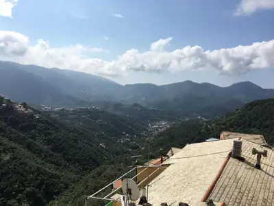 Vista generica sulle montagne o vista sulle montagne dall'interno dell'appartamento