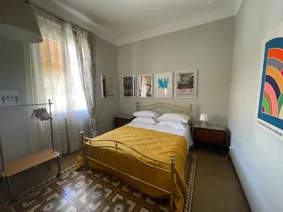 Letto o letti in una camera di Casa Righetti Liguria, Three indipendent apartments in a 1924 family home with garden, stay together, live separately