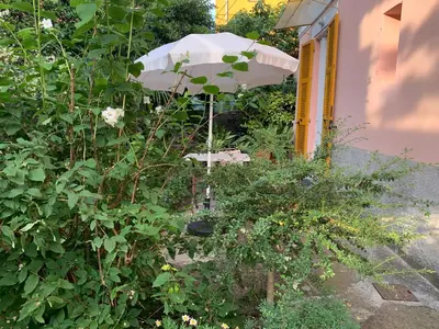Giardino di Casa Righetti Liguria, Three indipendent apartments in a 1924 family home with garden, stay together, live separately