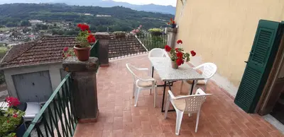 Vista generica sulle montagne o vista sulle montagne dall'interno dell'appartamento