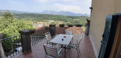 Vista generica sulle montagne o vista sulle montagne dall'interno dell'appartamento