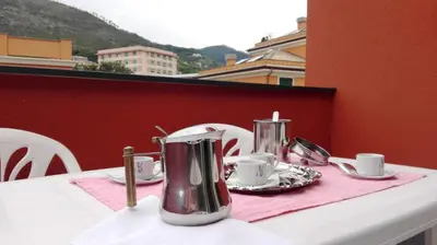 Vista generica sulle montagne o vista sulle montagne dall'interno dell'appartamento