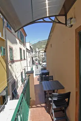 Vista generica sulle montagne o vista sulle montagne dall'interno dell'appartamento