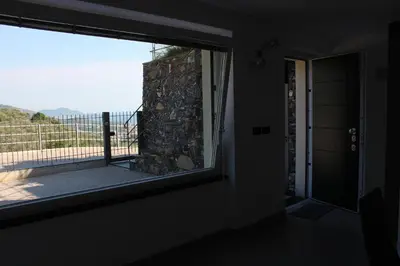 Vista generica sulle montagne o vista sulle montagne dall'interno dell'appartamento