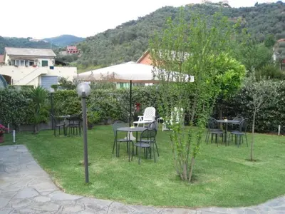 Vista generica sulle montagne o vista sulle montagne dall'interno del bed & breakfast