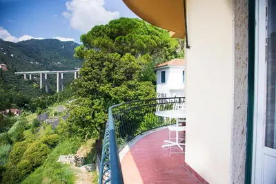 Vista generica sulle montagne o vista sulle montagne dall'interno dell'appartamento