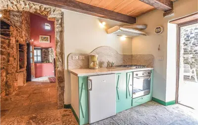 Cucina o angolo cottura di Romantic Home In Comano Ms With Sauna