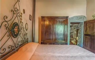 Letto o letti in una camera di Romantic Home In Comano Ms With Sauna