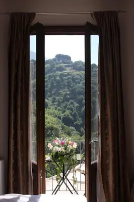 Vista generica sulle montagne o vista sulle montagne dall'interno del bed & breakfast