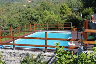 Piscina di villa panoramica o nelle vicinanze