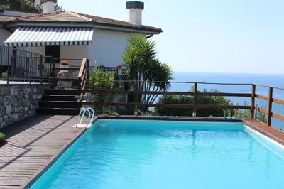 Piscina di villa panoramica o nelle vicinanze