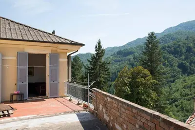 Vista generica sulle montagne o vista sulle montagne dall'interno dell'appartamento