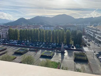 Vista generica sulle montagne o vista sulle montagne dall'interno dell'appartamento