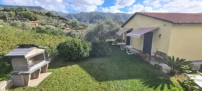 Vista generica sulle montagne o vista sulle montagne dall'interno dell'agriturismo