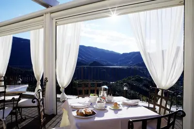 Vista generica sulle montagne o vista sulle montagne dall'interno dell'agriturismo