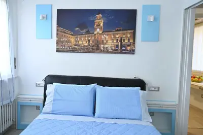 Letto o letti in una camera di intero appartamento con giardino e colazione Dario