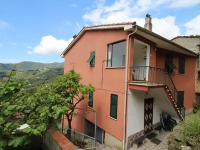 Vista generica sulle montagne o vista sulle montagne dall'interno dell'appartamento