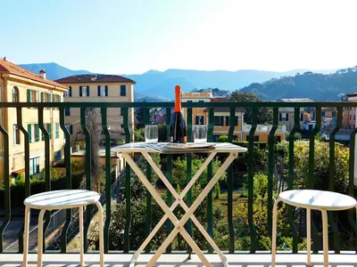 Vista generica sulle montagne o vista sulle montagne dall'interno dell'appartamento