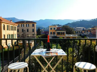 Vista generica sulle montagne o vista sulle montagne dall'interno dell'appartamento