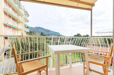 Vista generica sulle montagne o vista sulle montagne dall'interno dell'appartamento