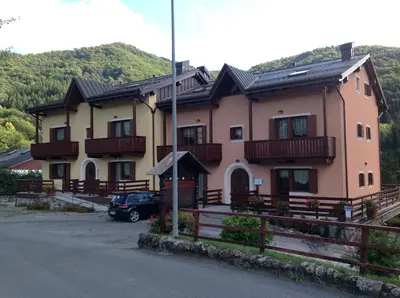 Vista generica sulle montagne o vista sulle montagne dall'interno dell'aparthotel