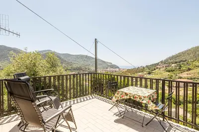Vista generica sulle montagne o vista sulle montagne dall'interno della casa vacanze