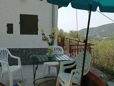 Vista generica sulle montagne o vista sulle montagne dall'interno della casa vacanze