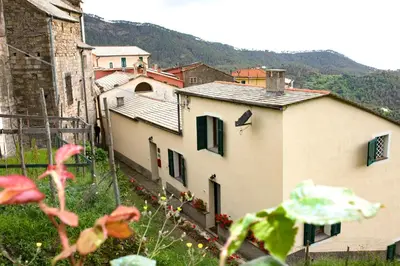 Vista generica sulle montagne o vista sulle montagne dall'interno della casa vacanze