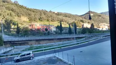Vista generica sulle montagne o vista sulle montagne dall'interno dell'appartamento