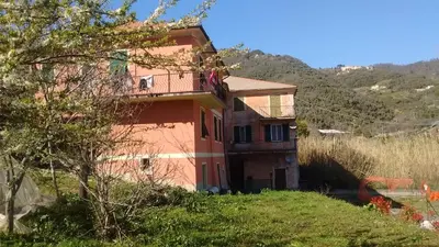 Vista generica sulle montagne o vista sulle montagne dall'interno dell'appartamento