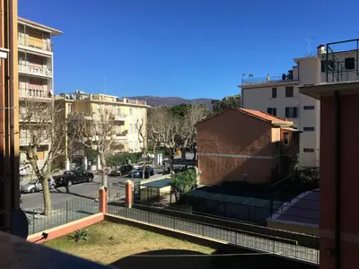 Vista generica sulle montagne o vista sulle montagne dall'interno dell'appartamento