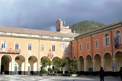 Vista generica sulle montagne o vista sulle montagne dall'interno dell'appartamento