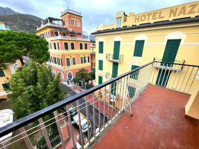 Vista generica sulle montagne o vista sulle montagne dall'interno dell'appartamento