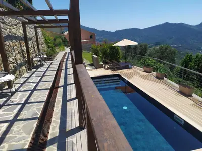 Vista generica sulle montagne o vista sulle montagne dall'interno del bed & breakfast