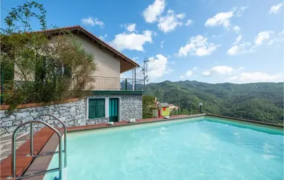 Vista generica sulle montagne o vista sulle montagne dall'interno della casa vacanze