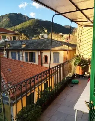 Vista generica sulle montagne o vista sulle montagne dall'interno dell'appartamento