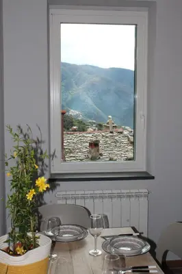 Vista generica sulle montagne o vista sulle montagne dall'interno dell'appartamento