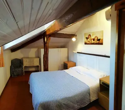 Letto o letti in una camera di DELIZIOSO ATTICO CON AMPIO TERRAZZO e GARAGE A DUE PASSI DAL MARE e DALLE CINQUETERRE LT-0485