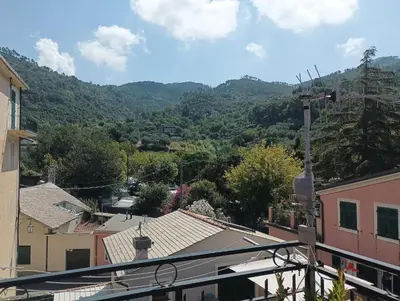 Vista generica sulle montagne o vista sulle montagne dall'interno dell'appartamento