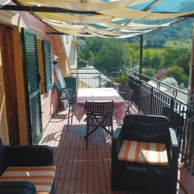 DELIZIOSO ATTICO CON AMPIO TERRAZZO e GARAGE A DUE PASSI DAL MARE e DALLE CINQUETERRE LT-0485