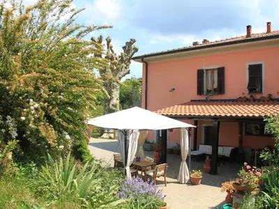 Giardino di Holiday Home in Tuscany with Natural Pond