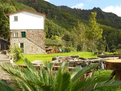 Vista generica sulle montagne o vista sulle montagne dall'interno della casa vacanze