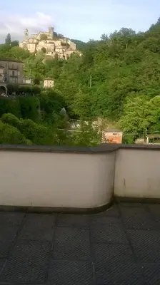 Vista generica sulle montagne o vista sulle montagne dall'interno della casa vacanze