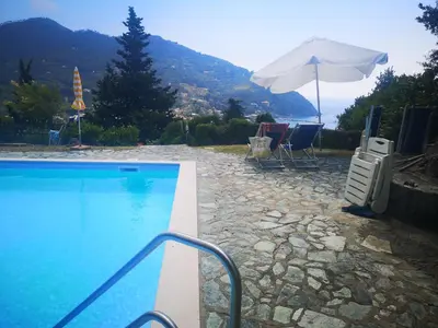 Vista generica sulle montagne o vista sulle montagne dall'interno dell'appartamento