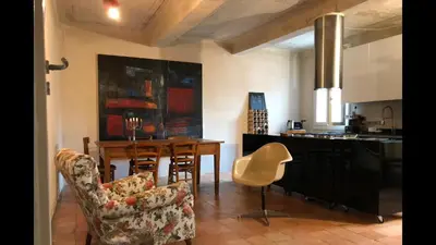 Cucina o angolo cottura di Casa luminosa con giardino in centro storico