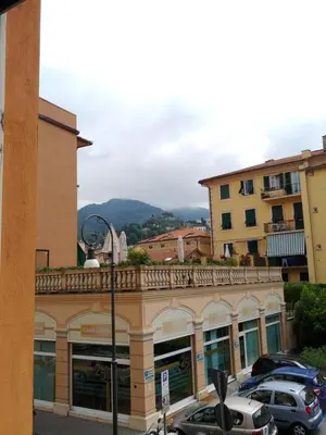Vista generica sulle montagne o vista sulle montagne dall'interno dell'appartamento