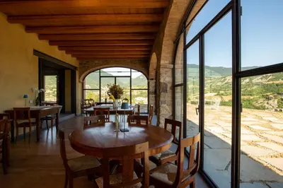 Vista generica sulle montagne o vista sulle montagne dall'interno dell'agriturismo