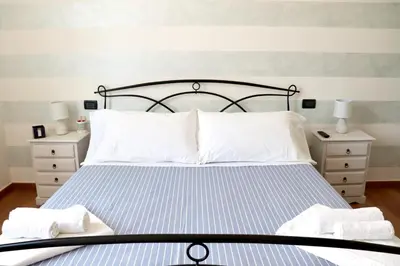 Letto o letti in una camera di Casa vacanze Beach House vicino alla stazione