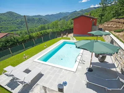 Vista generica sulle montagne o vista sulle montagne dall'interno della casa vacanze