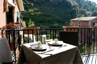 Vista generica sulle montagne o vista sulle montagne dall'interno dell'affittacamere